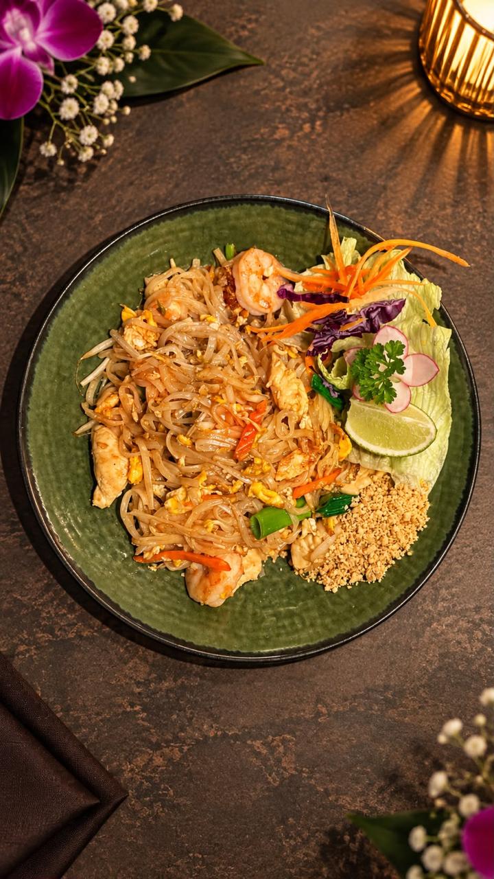 Pad Thai mit Garnelen, Hähnchen, Limette und Erdnüssen